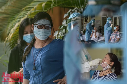 [ẢNH] Người dân "vùng đỏ" che kín mặt chờ xét nghiệm Covid-19 trong đợt sàng lọc diện rộng lớn nhất Thủ đô