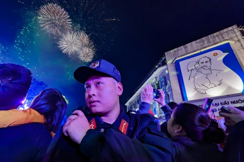 Nhìn lại những khoảnh khắc ấn tượng trong đêm giao thừa đón xuân Quý Mão 2023 ở Hà Nội