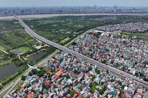 Nhìn từ flycam cầu qua sông Hồng có mặt cắt ngang rộng nhất ở Hà Nội