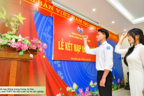 Lễ kết nạp Đảng trang trọng, tự hào của 2 học sinh THPT Hà Nội trước kỳ thi tốt nghiệp