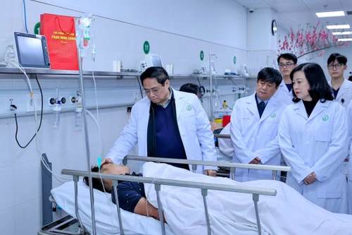 Thủ tướng Phạm Minh Chính thăm, động viên bác sĩ và bệnh nhân hai bệnh viện tại Hà Nội ngày sát Tết