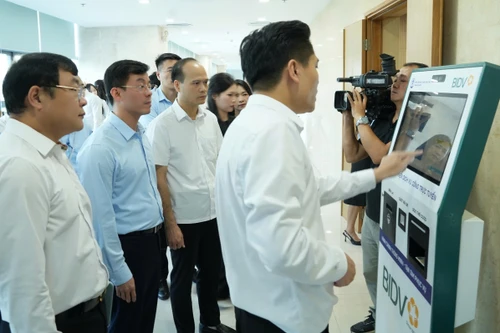 Hà Nội ra mắt mô hình phục vụ hành chính mới ở 2 xã, thêm 9 tính năng mới trên iHanoi