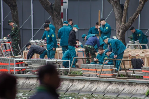 Cận cảnh trận địa pháo hoa tầm cao ở hồ Gươm trước giờ G chào năm mới Giáp Thìn 2024
