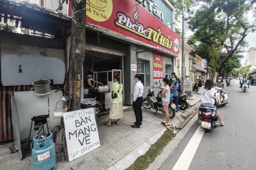 Hà Nội nới lỏng giãn cách xã hội: Từ mai, cắt tóc gội đầu được hoạt động, không tập trung quá 10 người nơi công cộng 