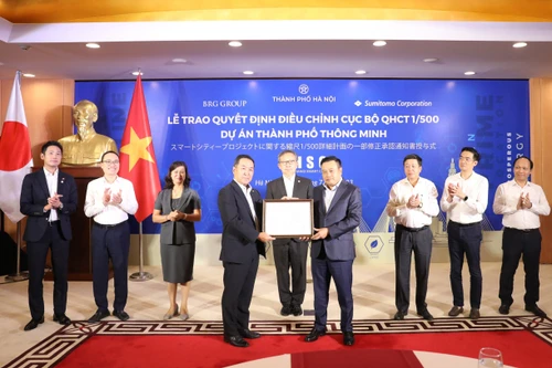 Chủ tịch Hà Nội trao quyết định điều chỉnh quy hoạch khu đất xây dựng thành phố thông minh tại Đông Anh