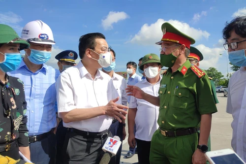 Video: Kiểm tra chốt kiểm soát dịch bệnh, Chủ tịch Hà Nội chỉ đạo tạo điều kiện thuận lợi nhất cho nhân dân