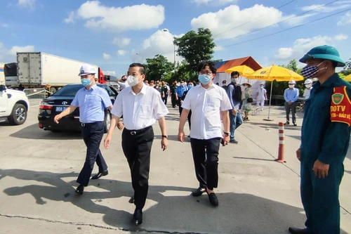 [ẢNH] Chuyến thị sát, kiểm tra chống dịch dày đặc của Trưởng Ban chỉ đạo phòng chống Covid-19 Hà Nội