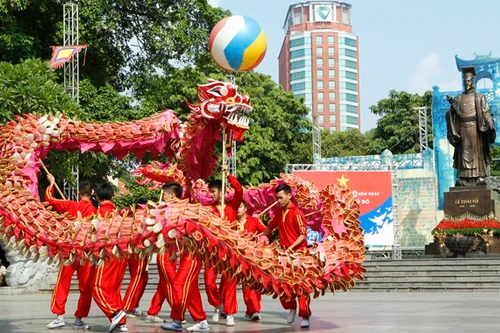 Múa rồng ở vườn hoa Lý Thái Tổ