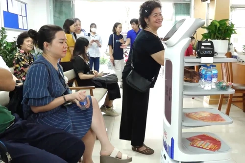 Hà Nội bố trí robot phục vụ, miễn phí nước và đồ ăn nhẹ cho người dân làm thủ tục hành chính từ 1-8