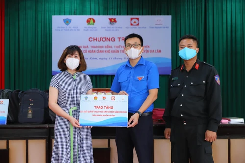 Trung đoàn Cảnh sát cơ động chung tay hỗ trợ học sinh khó khăn trong đại dịch