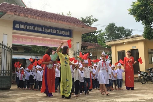 Hà Nội: tăng cường giám sát, không để học sinh đu bám cổng trường