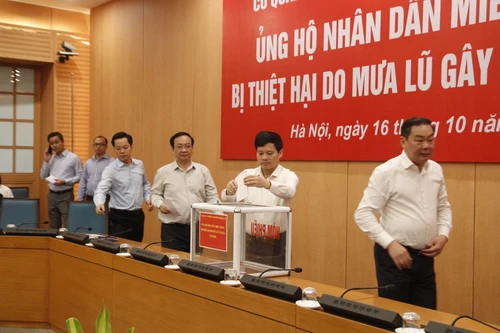 Văn phòng UBND TP Hà Nội quyên góp ủng hộ đồng bào miền Trung