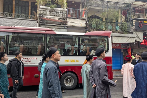 Hà Nội sắp thí điểm hạn chế xe ô tô trên 16 chỗ ở phố cổ và quanh hồ Hoàn Kiếm 