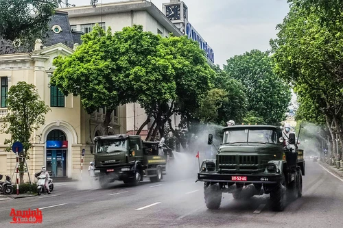  Hình ảnh đặc biệt khi đoàn xe khử khuẩn phòng dịch đi qua hàng loạt địa danh nổi tiếng ở quận Hoàn Kiếm
