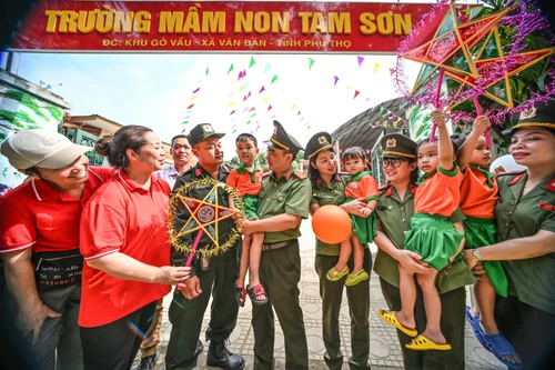 Công an Thủ đô mang Trung thu sẻ chia tới các em nhỏ vùng trung du Phú Thọ