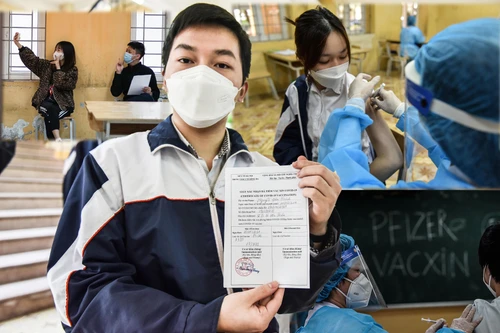 Xem học sinh lớp 12 Hà Nội phấn khởi khi được tiêm vaccine Pfizer phòng Covid-19 