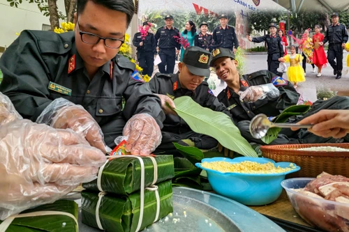 Cảnh sát cơ động Hà Nội thi tài gói bánh chưng đón Tết Quý Mão 2023, mang sắc xuân trên phố phường