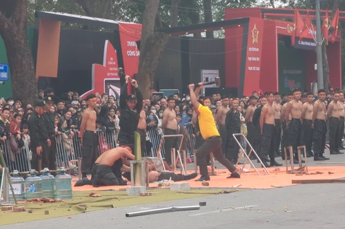 Màn biểu diễn nằm bàn chông công phá đá hơn 5 phút không thể tin nổi của chiến sỹ CAND Việt Nam