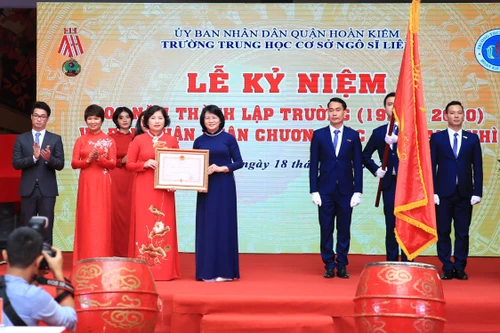 Phó Chủ tịch nước Đặng Thị Ngọc Thịnh dự kỷ niệm 100 năm thành lập trường THCS Ngô Sĩ Liên