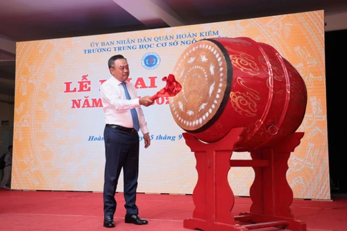 Chủ tịch UBND Hà Nội Trần Sỹ Thanh đánh trống khai giảng năm học mới