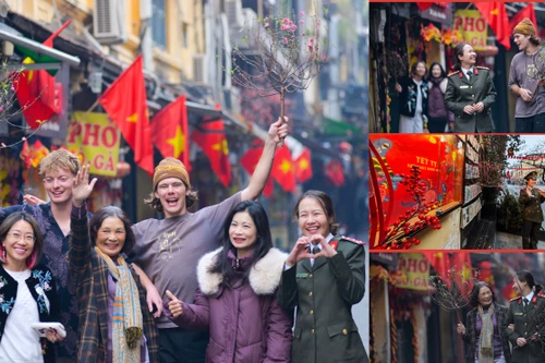 Ấn tượng những nụ cười Hà Nội trong sớm Mùng Một Tết Ất Tỵ