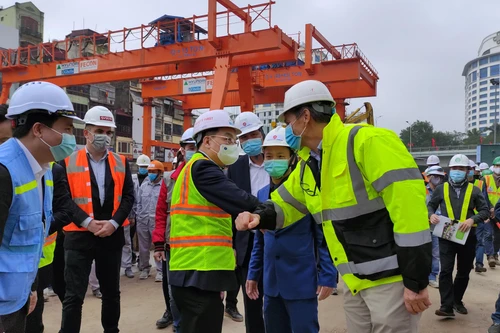 Video: Chủ tịch Hà Nội động viên công nhân công trường đường sắt đô thị ngày 29 Tết Tân Sửu