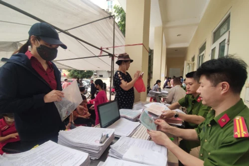 “Chu đáo, tin cậy” ở điểm cấp căn cước công dân phường Mễ Trì 