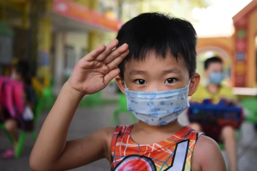 Video: Ấn tượng kiểu chào nhà binh của "chiến sỹ nhí" mầm non khi về nhà sau cách ly ở Bắc Giang