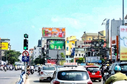 Chủ tịch Hà Nội yêu cầu rà soát toàn bộ hoạt động quảng cáo ngoài trời