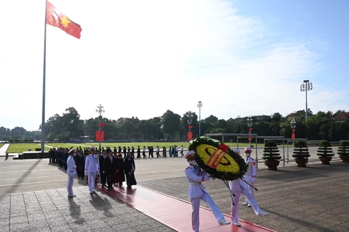 Lãnh đạo TP Hà Nội dâng hương tưởng nhớ các vị liệt tổ liệt tông và Chủ tịch Hồ Chí Minh