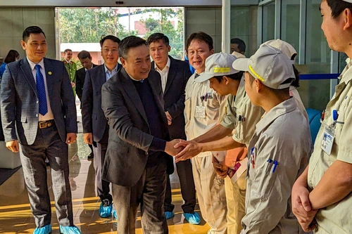 Chủ tịch Hà Nội động viên sản xuất đầu năm ở doanh nghiệp chuyên sản xuất vi mạch điện tử nổi tiếng