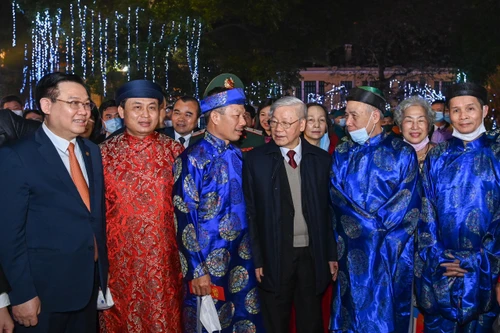 Video: Tổng Bí thư, Chủ tịch nước Nguyễn Phú Trọng dâng hương vua Lý Thái Tổ và mừng tuổi nhân dân bên hồ Gươm