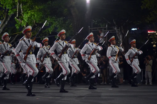 Xem màn trình diễn múa súng ấn tượng của lực lượng Cảnh vệ CAND bên hồ Gươm