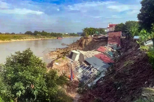 Công bố tình huống khẩn cấp sạt lở bờ sông Đuống cách nhà dân 35m