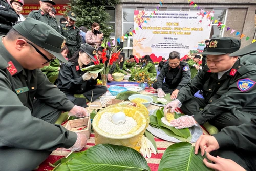 Cận cảnh đơn vị tuyến đầu của Công an Hà Nội thi gói bánh chưng vui đón Tết ở đơn vị