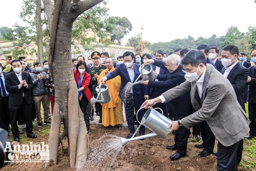 Tổng Bí thư, Chủ tịch nước Nguyễn Phú Trọng trồng cây đầu Xuân, tản bộ tại Hoàng Thành Thăng Long
