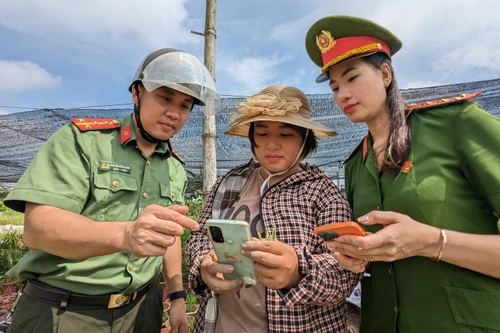 Đội cơ động Thanh niên Công an Thủ đô hỗ trợ xã khó khăn kích hoạt định danh điện tử