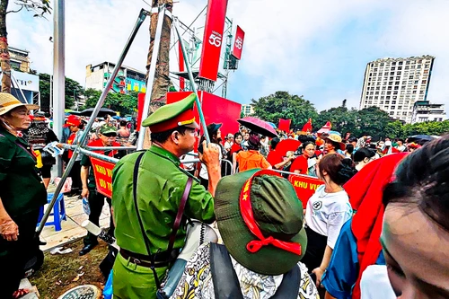 Chật kín người xếp hàng trước cả ngày để chờ xem A80 ở Hà Nội