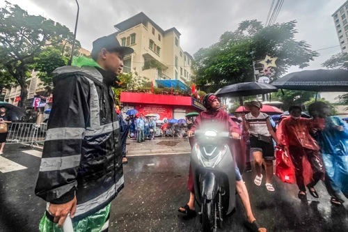 Video Công an Hà Nội đội mưa bám chốt phân luồng giao thông, phục vụ người dân chờ xem A80