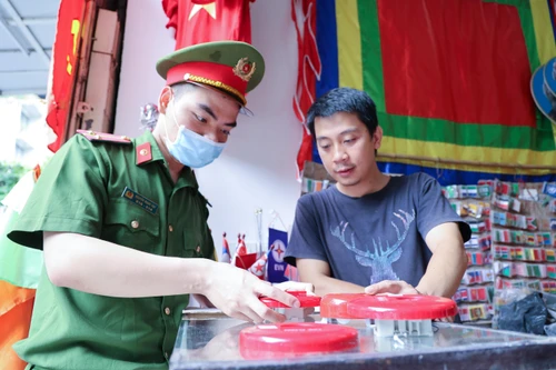 Cận cảnh mô hình liên kết chuông báo cháy ở các gia đình phố cổ Hà Nội