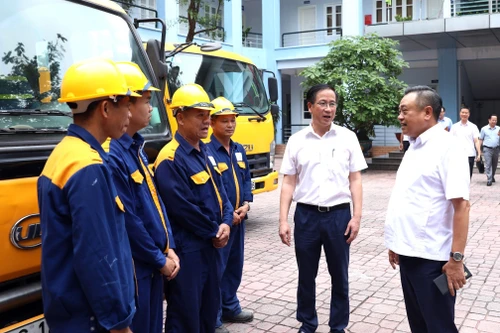 Chủ tịch Hà Nội động viên công nhân thoát nước Thủ đô