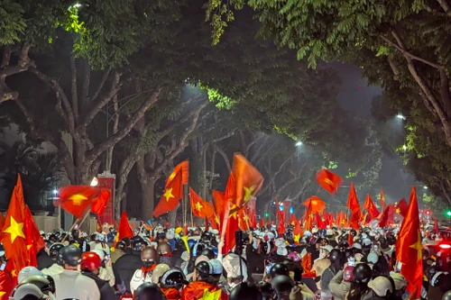 "Biển người" ở Hà Nội đổ ra đường vẫy cờ Tổ quốc mừng Việt Nam vô địch ASEAN Cup 2024