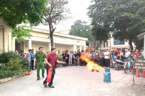 Hơn 200 hộ kinh doanh và nhà trọ ở quận Long Biên học kỹ năng PCCC, sử dụng điện an toàn 