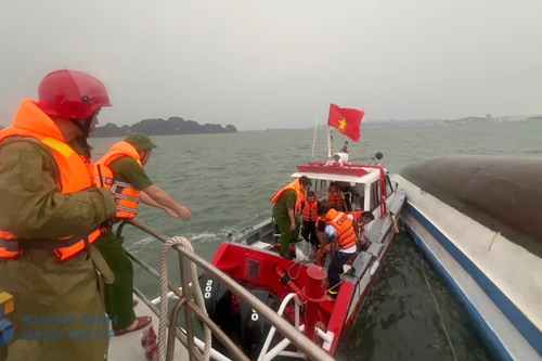 Huy động lực lượng tìm kiếm cứu nạn vụ lật tàu du lịch trên Vịnh Hạ Long