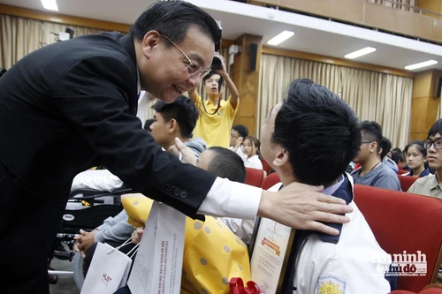 Trao món quà đặc biệt của Bí thư Thành ủy Hà Nội dành cho sinh viên khuyết tật thi đỗ Đại học Bách khoa