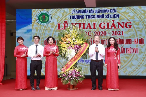 Phó Chủ tịch Thường trực UBND TP Nguyễn Văn Sửu dự khai giảng tại trường THCS Ngô Sỹ Liên