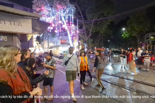 "Dịch vụ" nguy hiểm ngày Tết tại "phố đường tàu" ở Hà Nội
