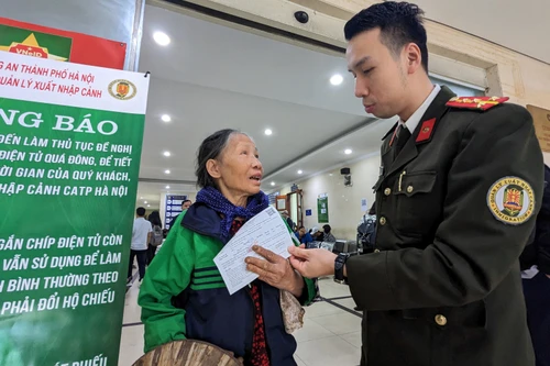 Chuyện cảm động trong ngày đầu cấp hộ chiếu gắn chíp ở Hà Nội