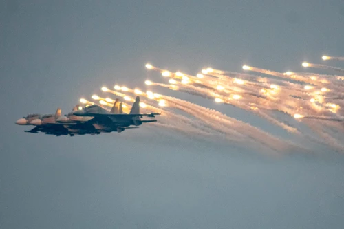 Tiêm kích Su-30MK2 trình diễn ấn tượng mở màn Triển lãm Quốc phòng quốc tế Việt Nam 2022