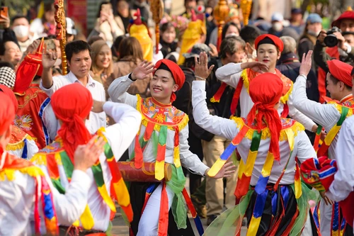 Xem trai giả gái nhảy múa nhịp nhàng, yểu điệu tại lễ hội độc đáo giữa Thủ đô